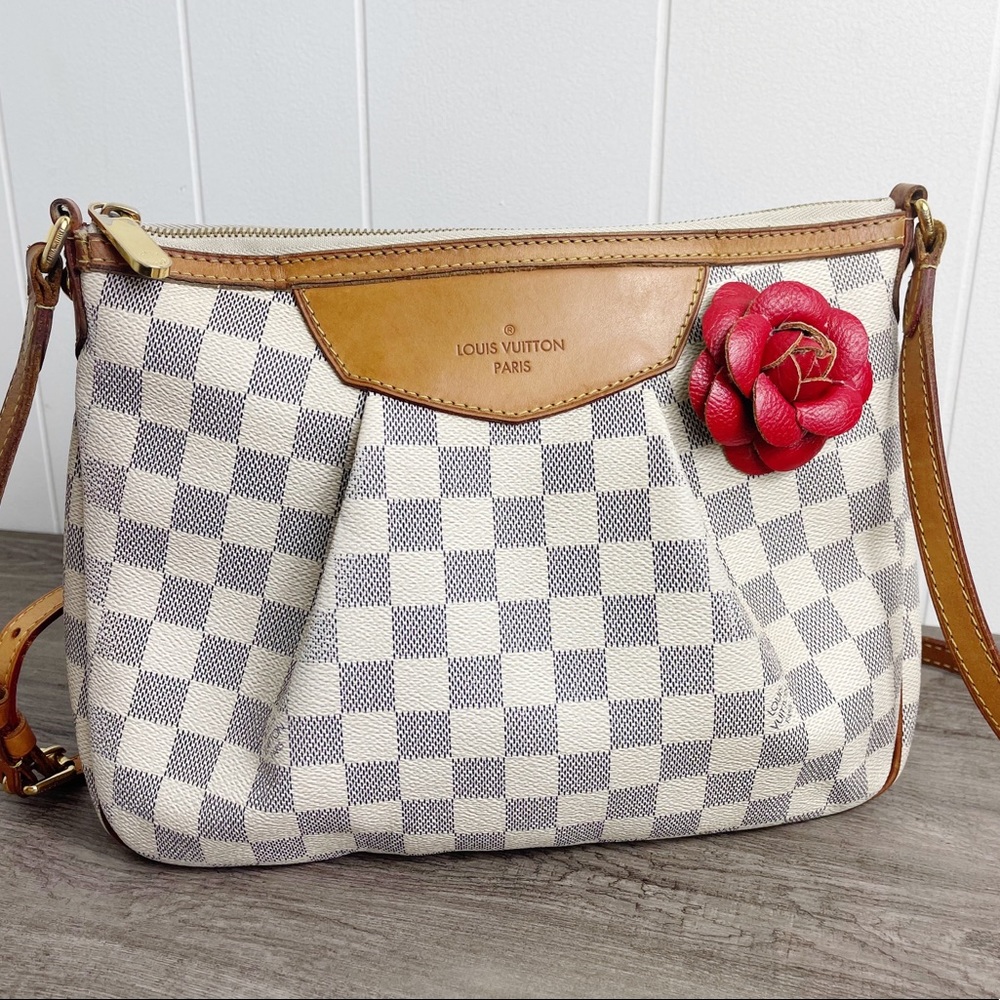Camellia Flower Vegan Leather Magnetic Bag Charm - Picture 5 of 10
